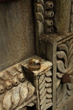 a wooden bench with a gold ring on it