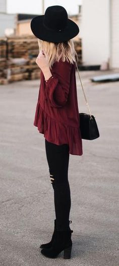 all black + burgundy top. #boho street style. Stile Boho Chic, Mode Boho, Cooler Look, Estilo Boho, Street Styles, Outfits Casuales, Casual Fall