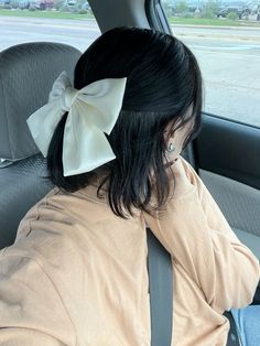 #bow #shorthair #shorthairstyles #bowhair Bob With Hair Accessories, Cute Outfits With Hair Bow, Bun Hair For Short Hair, Bow Short Hairstyle, Cute Hairstyles With Short Hair, Short Hairstyle With Bow, Simple Elegant Hairstyles For Short Hair, Hairstyles For Short Hair With Bow, Bows In Short Hair