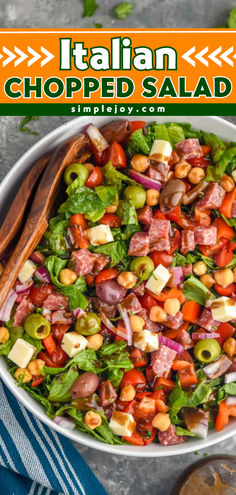 This Italian Chopped Salad is the perfect easy dinner recipe. Full of amazing flavors and filling, everyone will fall in love with this great salad recipe. Serve it for a light dinner, or use it as a great side dish. Camper Food, Great Salad Recipes, Italian Salad Recipes, Cold Salads, Italian Chopped Salad, Health Bar, Impressive Desserts, Crowd Pleasing Appetizers, Easy Dinner Recipe