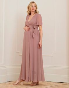 Soft, flattering & utterly feminine, Seraphine's Mauve Maxi Maternity & Nursing Wrap Dress is a stunning style for special occasions - we love it for weddings. Affordable Fitted Maternity Maxi Dress, Long Sleeve Maternity Dress Amazon, Nursing Dress For Wedding, Stylish Pregnancy, Pregnancy Dresses, Beautiful Maternity Dresses, Maternity Photoshoot Outfits, Dress For Wedding, Stunning Style