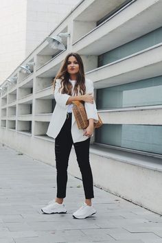 10 outfits with tennis shoes just as formal and modern as wearing heels | Woman 10 White Outfit Casual, Jeans And Sneakers Outfit, White Blazer Outfits, Outfit Elegantes, Blazer Outfits Casual, Office Outfits Women, Blazer Outfit, Elegante Casual, Casual Work Outfits