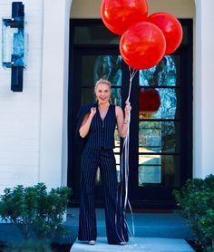 Have y'all gotten a chance to check out Voyage Dallas Magazine yet?  I LOVE them because they focus on highlighting real, authentic voices in our community. PLUS they featured me in a recent article.  Click through to read my interview. 90s Retro Fashion, Fashion 40s, Beautiful Balloons, Interview Style, Habits Of Successful People