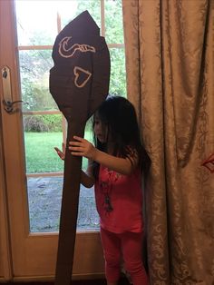 DIY Moana's oar made out of cardboard Moana Photoshoot, Moana Halloween, Moana Crafts, Disney Princess Costumes, Moana Party, Picnic Birthday