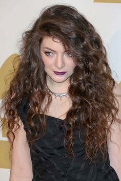 Belliage Hair, Curly Hair Side Part, Balliage Hair, Lorde Hair, Hair Shedding Remedies, Side Part Hairstyles, Hair Curls, Lob Hairstyle, Curly Hair Women