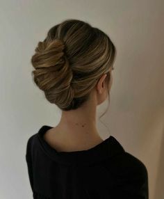 French Roll Hairstyle, Timeless Hairstyles, Classy Updo, French Twist Updo, Twist Updo, Elegant Bun, French Twists, Classy Hairstyles, French Twist Hair