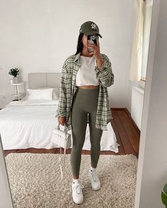 Summer City Street Style, Cute Baker Outfit Aesthetic, New York Women Street Style, Retail Outfits Work Casual Winter, Midsize Theme Park Outfits, Seattle Weather Outfits, Fall Outfits Women Comfy, 60 70 Degree Weather Outfit, Casual Walking Outfit