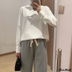 Olivia Mark - White Loose-Fit Long Sleeve Sweatshirt with Layered Inner T-Shirt and Stylish Sleeve Detailing in Pure Cotton Fabric Flowy Sleeves, Layering Outfits, Slim Fit Shorts, Long Sleeve Sweatshirt, Collar Blouse, Sleeve Detail, Long Sleeve Sweatshirts, White Tops, Shirt Sleeves