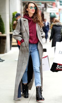 Sweatshirt Outfit Winter, Teddy Coat Outfit, Long Coat Outfit, Combat Boot Outfit, Celebrity Inspired Outfits, Burgundy Hoodie, Celebrity Style Inspiration, Coat Outfit, Fall Outfits For Work