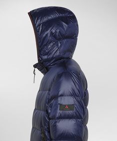 Down jacket in ripstop nylon, with horizontal quilting. The lightweight fabric is tear resistant thanks to the characteristic square structure. The padding creates a soft, warm and lightweight volume. The elastic drawstrings around the high collar hood and hem mean that this model can be modelled to the body, increasing its thermal comfort. Dual pull zip closing and welt pockets, with contrasting edging. A fresh and young interpretation of metropolitan sportswear.. Central closure with double-slider zipLength: shortNatural down paddingFixed hoodTear-resistant ripstop nylon Hair Necklace, Suit Bag, Thermal Comfort, Ripstop Fabric, Color Profile, Sophia Webster, Twin Set, Down Jackets, Wedge Boots