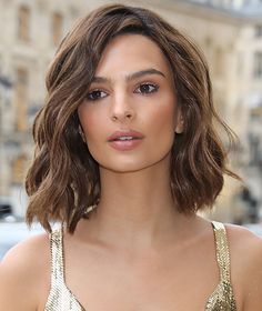 Emily Ratajkowski Hair Short, Emrata Short Hair, Emily Ratajkowski Hair, Emily Ratajkowski Hair Updo, Emily Ratajkowski Fringe, Bangs Emily Ratajkowski, Emily Ratajkowski Makeup Cat Eye, Emily Ratajkowski Blurred Lines, Prom Hairstyles For Short Hair