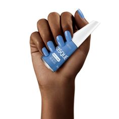 Risqué Se Solta no Blues Esmalte Cremoso 8ml O esmalte Risqué Se Solta no Blues é cremoso, de secagem rápida e com ultra brilho, além de ter longa duração nas unhas. Sua fórmula é hipoalergênica, isto é, livre de componentes que costumam causar alergias e seu pincel proporciona aplicação perfeita e alta cobertura. Toda a linha de esmaltes Risqué apresenta textura única, cores elegantes e acompanha as tendências da moda, possibilitando diversas composições de looks e maximizando a beleza da sua maquiagem e acessórios. Apaixone-se pela cor, presencie a longa duração e viva a beleza de suas unhas de forma única com o Esmalte Se Solta no Blues. Blue