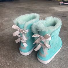 Limited Edition Mint Green Austrian Uggs W/White Bows Used Twiced!! Like New Cute Uggs, Bedazzled Shoes, Chicago Apartment, Xmas 2024, Shoe Ideas, Funky Shoes, Cute Nike Shoes, Stunning Shoes, Winter Gear