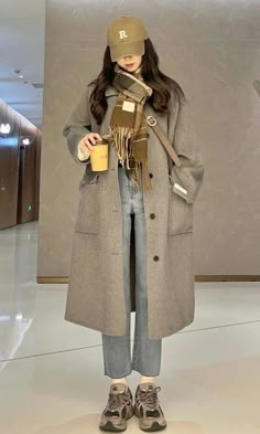 Korean winter outfit: neutral coat + light jeans + sneakers Korean Winter Coats Women, Korea Fashion Winter Outfits, Korean Fashion Long Coat, Japanese Winter Coat, Cute Korean Fashion Winter, Japan Winter Fashion Women, Korean Winter Outfits Coats, Korean Coat Outfits, Korean Long Coat Outfit