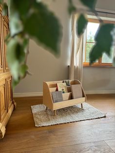 Montessori Birch Plywood Bookshelf for Nursery or Playroom - Perfect for Crawlers and Young Readers! This front-facing Montessori-style bookshelf is crafted from high-quality birch plywood, designed to encourage your child's love for reading from a young age. Ideal for nurseries or playrooms, the bookshelf features hidden storage to keep your child's favorite books organized and easily accessible. Why choose this Montessori Bookshelf? 🔸 Front-Facing Design for Early Readers Our "Levels" bookshe Bookshelf For Nursery, Plywood Bookshelf, Homeschool Bookshelf, Front Facing Bookshelf, Minimalist Bookshelf, Organization Minimalist, Accessibility Design, Minimalist Bookshelves, Montessori Bookshelf