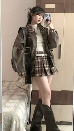 Aesthetic Acubi Outfits, Acubi Fashion Y2k Grunge, Acubi Style Outfits Winter, Winter Acubi Outfits, Acubi Winter Outfit, Winter Acubi Fashion, Y2k Fashion Skirts, Acubi Skirt