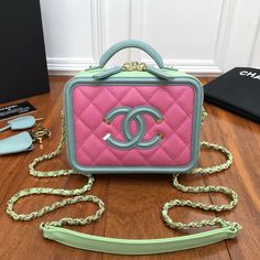 Chanel Vanity Case Bag #chanel #casebag #fashionactivation #chanelbag #bag #fashionnews Chanel 19 Black, Chanel Vanity Case Bag, Vanity Case Bag, Chanel Clutch Bag, True Mirror, Chanel Vanity Case