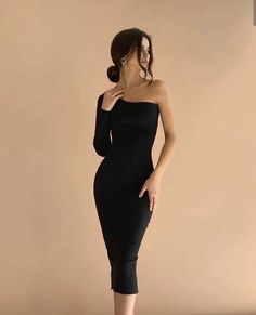 Elegant Dresses Photoshoot, Modeling Poses In Dress, Posing In Dresses Photography, Elegant Editorial Photoshoot, Fashion Photography Poses In Dress, Studio Poses For Women Dress, Elegant Model Poses, Black Dress Photo Ideas, One Sleeve Dress Hairstyle