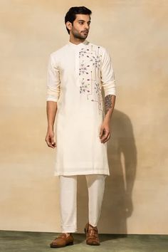 Shop for DiyaRajvvir White Cotton Flower Placement Embroidered Kurta Set for Men Online at Aza Fashions White Kurta Men, Stylish Men Wear, Bunny Fashion, Haldi Outfit, Kurta Pajama Men, Diwali Outfits, Gents Kurta, Kurta Patterns, Kurta Men