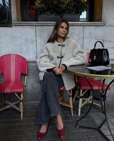 Emilie Lindmark | in awe Teddy Jacket Outfit, Emelie Lindmark, London Outfits, Autumn Outfit Inspo, Ballerina Outfit, London Look, Paris Chic, Finding My Style, Minimal Outfit