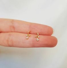 💫💫💫💫💫 Ear Piercings Earrings, Good Earrings, Baby Jewelry Gold, خواتم خطوبة, Gold Earrings For Kids, Small Earrings Gold, Hand Jewelry Rings, Unique Gold Jewelry Designs, Simple Gold Earrings