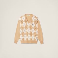 Diamond-shaped intarsia knit Oversized fit Ribbed knit V-neck Semi-raglan shoulder Long sleeves Ribbed knit cuffs and hem--Intarsia logo Style Moodboard, Camel Sweaters, Cashmere Sweater Women, Cashmere Jumper, Down Vest, Sweater Women, Diamond Shaped, Cashmere Wool, Cashmere Sweater