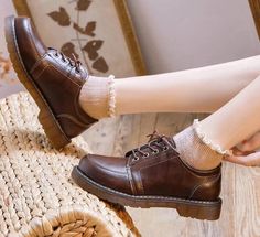 Girls Uniform Shoes, Retro Skirts, Harajuku Shoes, Women Oxfords, Estilo Ivy League, Brown Womens Shoes, School Uniform Shoes, Oxford Platform Shoes, Shoes And Socks