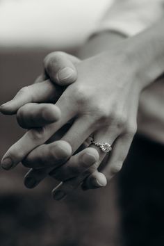 Engagement Ring Close Up in Black and White Ring Show Off Photo Ideas, Show Off Engagement Ring Photo Ideas, How To Take Engagement Ring Photo, Engagement Ring Photoshoot Ideas, Engagement Pictures Poses Indian, Engagement Photos Simple, Dramatic Engagement Photos, Engagement Photos Nature, Foto Engagement