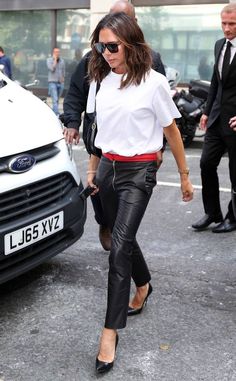 Victoria Beckham from The Big Picture: Today's Hot Photos  Street style! The former Spice Girl rocks leather pants, a white t-shirt and black pumps on the streets of London. Oversized Camel Coat, Lederhosen Outfit, Jeans And T Shirt Outfit, Vintage Wash Jeans, Victoria Beckham Style, Cooler Style, Relaxed Trousers, Smart Outfit, Transition Outfits