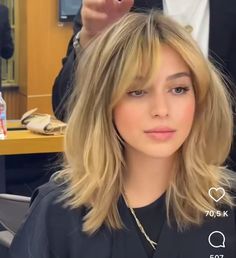 Feminine Haircuts Medium, Lob Curtain Bang, Shoulder Length Hair Blonde, Parisian Hair, Collarbone Length Hair, Boho Hair Tutorial, Short Hair Fringe