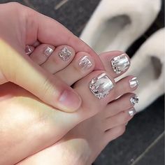 Uñas de los pies con diamantes de brillo plateado, uñas a presión, uñas a presión, uñas a presión plateadas, minimalistas - Etsy Feet Nail Design, Pretty Toe Nails, Cute Toe Nails, Pretty Gel Nails, Nail Swag, Toe Nail Designs, Nail Designs Spring, Feet Nails, Glue On Nails