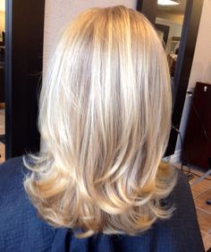 Soft layered with medium blond color . Blond Color, Shoulder Length Hair, Medium Length Hair Cuts, Great Hair, Layered Hair, Blonde Hair Color, Gorgeous Hair, Bobs Haircuts, Hair Highlights