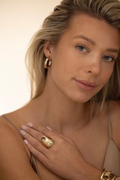 Jennifer Fisher natasha huggie earrings in yellow gold. Available in Silver or 14K Yellow Gold Post, 10K Yellow Gold Plated Brass Inside Diameter: 0.6", Outside Diameter: 1", Thickness: 6mm Named after Jennifer's best friend Natasha, the Natasha Huggies are the perfect bridge between the Lilly and Samira hoop, making them a great everyday addition to your JF hoop collection. Sold as a pair. Chunky Earrings, Marissa Collections, Chunky Jewelry, Discount Jewelry, Jennifer Fisher, Huggie Earrings, Jewelry Lover, Huggies Earrings, Small Gifts