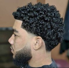 Pin em Looks Low Taper Fade Haircut Curly Hair Black, Tapered Fro Men, Curly Hair Line Up Men, Short Curly Taper, Taper Fade Curly Hair Black Men, Low Taper Afro, Taper Fade Haircut Curly Hair, Low Taper Curly Hair