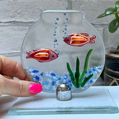 Fused Glass Fish Bowl Suncatcher in a Stand-Up Mount. With two orange/red/pink fish. An ideal gift or decoration for any home. Great for fish lovers, pet lovers and nature lovers. It's best placed in a well-lit location where the light will show off the lovely colours and textures. Perfect for tabletops, window ledges and well-lit desks. It's made from the highest quality glass and the colours will not fade, even in direct sunlight.  Width: 5 inches, height: 4.75 inches, depth: 3 inches (13 cm x Fusing Glass Ideas, Fish Glass Art, Fused Glass Ideas, Fused Glass Fish, Glass Fish Bowl, Bubble Painting, Glass Fusion Ideas, Fused Glass Artwork, Pink Fish