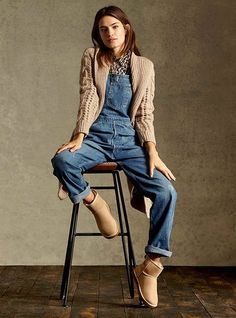 Overalls Winter, Dungaree Outfit, Look Boho Chic, Moda Denim, Uggs Outfit, Outfit Jeans