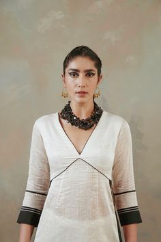 Sureena Chowdhri, Scallop Dupatta, Kurta Patterns, Simple Kurta Designs, Kurta Style, Kurti Patterns, Simple Kurti Designs, Kurti Designs Latest, Long Kurti Designs