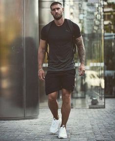 Macho Moda - Blog de Moda Masculina: 5 MANDAMENTOS para SE VESTIR como um HOMEM DE PRESENÇA (você não conhece eles!) Workout Outfits Men, Summer Workout Outfits, Mens Casual Suits, Gym Outfit Men, Mens Summer Outfits, Mens Casual Outfits Summer, Men With Street Style, Stylish Men Casual, Ootd Outfits