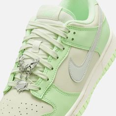 Style No. FN6344-001 Color: Sea Glass/Vapour Green/Sail/Light Silver Nike Dunk landed on university basketball courts during the '85–'86 season. While the original 'College Colors' designs helped fans stay true to their school. This special edition includes metallic charms so you can personalise your kicks. Nike Dunk Low SE Women's Shoes. Light Green Nike Shoes, Green Shoes Outfit, Green Nike Shoes, Dream Sneakers, Shoes Game, Jordans Retro, Shoes For School, Basketball Courts, Public Desire Shoes