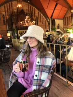 Trendy Winter Hats 2022, Winter Outfits Bucket Hat, Comfy Museum Outfit, Teddy Bucket Hat Outfit, Sherpa Bucket Hat Outfit, Buket Hats Outfits, Winter Bucket Hat Outfit, Bucket Hat Winter Outfit, Bucket Hat Outfit Winter