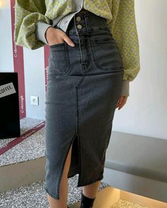 Fitted Knee-length Denim Skirt, Chic Knee-length Lined Denim Skirt, Fitted Knee-length Dark Wash Denim Skirt, Knee-length Stretch Denim Skirt, Medium Wash Midi-length Denim Skirt