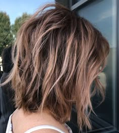 Textured Bob Vs Layered Bob, Bob Hairstyles With Highlights, Long Messy Bob, Long Shaggy Bob, Hairstyles With Highlights, Medium Shaggy Hairstyles, Long Shaggy, Shaggy Bob Haircut