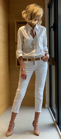 A woman with style. Check out her Instagram. Susi Rejano, Casual Chique Stijl, Fashion Over 50, White Pants, Look Fashion, Classy Outfits, Chic Outfits