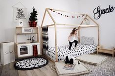 This bed set up is perfect for those little ones! It’s great because it’s so low to the ground and easy for them to reach the zipper to make the bed. @gracefulmommy this room is just adorable! #beddys #beddysbeds #zipperbedding #kidsroom #bedding #blackandwhite #bedroominspo #zipyourbed Diy Bed Ideas, Room Decor Themes, Floral Bedroom Decor, Neutral Boho Decor, Make The Bed, Zipper Bedding, Kura Bed, Interior Design Contemporary, Floral Bedroom