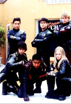 the cast of power rangers posing for a photo