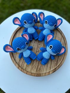 there are four little blue elephants on the table