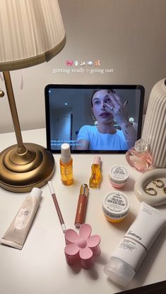 Selfcare Instagram Story, Daily Aesthetic Routine, Aesthetic Skin Care Photos, Skin Care Instagram Story, Shopping Instagram Story, Skincare Story, Girl Therapy, Pretty Skin Care, Pretty Skin