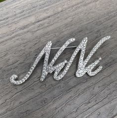 Beautiful custom script NeNe brooch  Grandmother grandma nickname or first name.  Comes with velvet pouch!  New!  Makes a great gift!  For the Grandma or NeNe in your life! Mother's Day, grandparents day, birthday, Christmas gift, Etc!  I have the following custom names available:  Nana, Nonna, Mimi, Kiki, Mama, Mom, Grandma, Granny, Grammy, Lolli, Gigi, Glam-ma, Gaga, Lala, Gram, Oma, Mema, Nonni, Meme, Nanny, Coco, Memaw, Auntie, Lola, Glammy, Grammie, Gammie, Gammy, Gma, Nani, Bella, Honey, Nonnie, YiaYia, Granna, Gramma, NiNi, NeNe, Mia, and Yaya! I add new styles all the time, so if you don't see the nickname your looking for, message me! I may be adding it soon!  In addition to the name brooches, I have a ton of other animals and abstract design brooches. If you want any other styles Personalized Silver Pins For Anniversary, Elegant Personalized Silver Brooches, Personalized Silver Brooches For Anniversary, Perfume Box, Grandparents Day, Velvet Pouch, Pin Jewelry, Jewelry Manufacturers, Rhinestone Jewelry