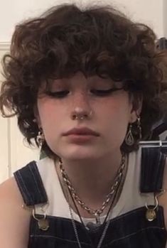 Short Lesbian Hair Haircut Curly, Tomboy Curly Hair, Short Curly Hair Aesthetic, Short Grunge Hair Curly, Wavy Nonbinary Hair, Non Binary Haircuts Curly, Short Curly Alt Hairstyles, Curly Short Hair Nonbinary, Queer Short Curly Hair