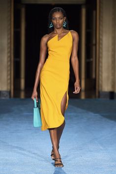 Christian Siriano Spring 2022 Ready-to-Wear collection, runway looks, beauty, models, and reviews. Women Trends Clothing, Apricot Dress, 2022 Ss, Ny Fashion, Project Runway, Runway Dresses, Spring Fashion Trends, Yellow Fashion